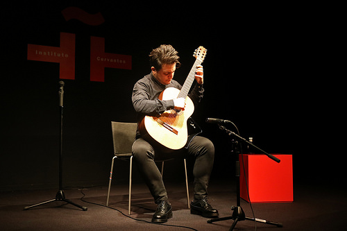 photo credit: Instituto Cervantes de Tokio ジャン・マルコ・チアンパ クラシックギターコンサートConcierto de guitarra clásica de Gian Marco Ciampa via photopin (license)